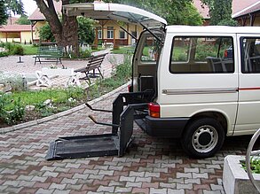 Kleinbus mit Rollstuhlrampe