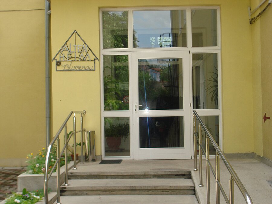Eingang des Altenheims