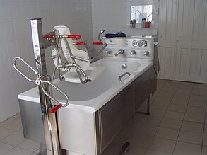 Pflegebad mit Lifter