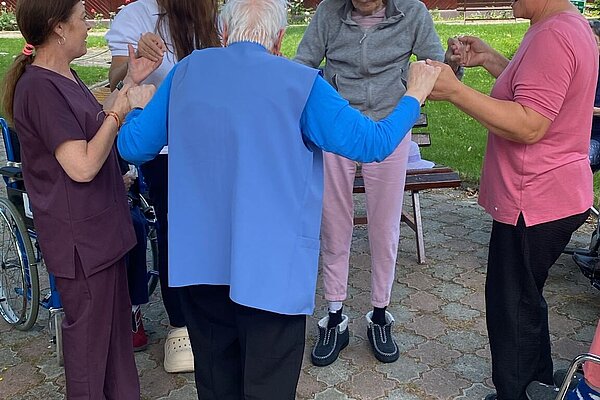 Hand in Hand unter der Platane
