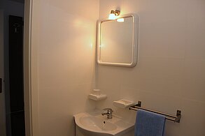 Bad mit Dusche und Haltegriffen