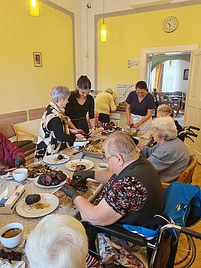 Paprika schälen im Speisesaal