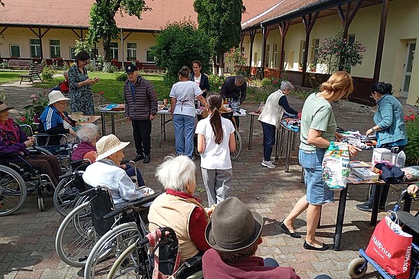 Das Team hilft beim Aussuchen an den Tischen