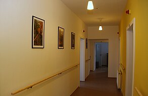 Flur mit Handlauf