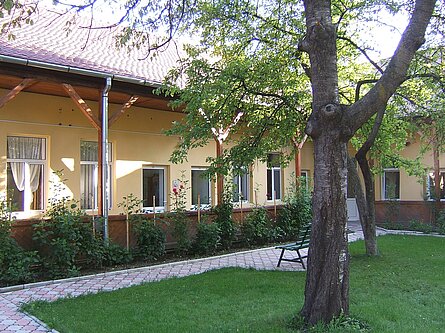 Hinterhaus mit Laubengang im Sommer