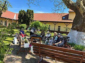 Der Hof im Mai, die Beete werden bepflanzt