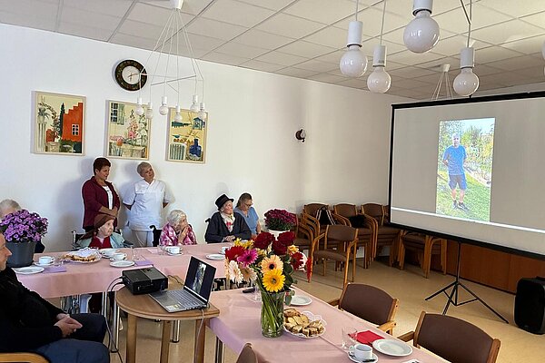Bilder aus dem Jahr auf der Leinwand im Speisesaal