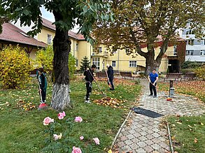 Mit Rechen und Besen zwischen den Rosen und den Platanen