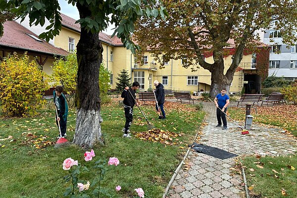 Mit Rechen und Besen zwischen den Rosen und den Platanen