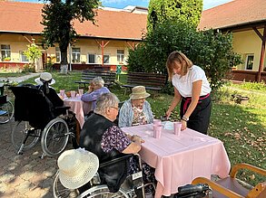Das Essen kommt an den Tisch