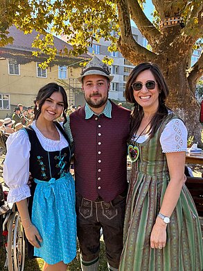 In Tracht zum Oktoberfest unter der Platane