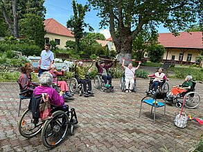 Gymnastik mit Bändern im Hof